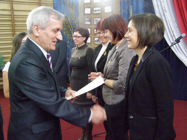 Prof. dr hab. Albin Głowacki wręcza dyplomu i nagrody grupie nauczycieli.